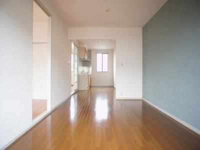 【居間・リビング】 | ラフォーレ・あずまD | 便利なオープンキッチンです♪