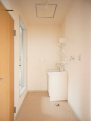 【独立洗面台】 | ラフォーレ・あずまD | 洗髪洗面化粧台と洗濯機置き場があります♪