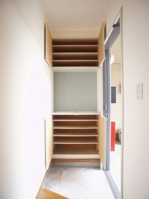 【玄関】 | ラフォーレ・あずまD | たくさん収納できるシューズボックスが付いています♪