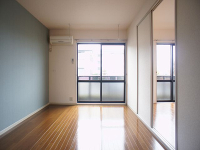 【居間・リビング】 | ラフォーレ・あずまD | 快適に過ごせるエアコンが付いています♪