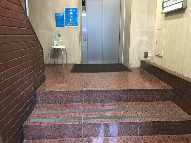 共立ビルの玄関