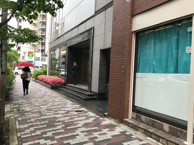 共立ビルのエントランス
