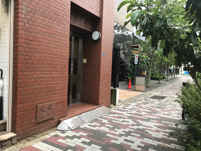 共立ビルのエントランス
