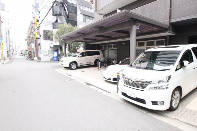 グランガーデン足代新町の駐車場