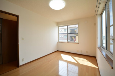 【洋室】 | ハイセレールセレブB | 開放的な寝室です