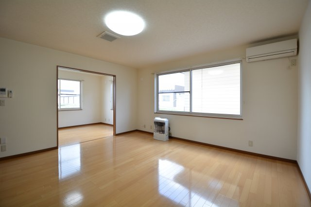 【居間・リビング】 | ハイセレールセレブB | 使いやすいリビングです。エアコン、ストーブ設置済み。