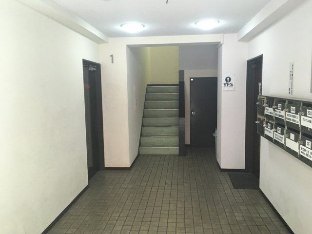 八木ビルのエントランス