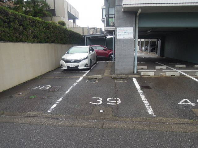 福井ダイカンプラザの駐車場|この物件には１台軽自動車用の駐車スペースが確保出来ます。融雪付き！