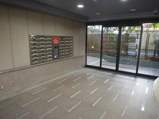 福井ダイカンプラザのエントランス|マンションエントランスにはオートロックとメールBOXがあります