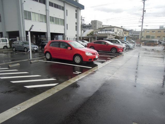 レーベン福井LEVISTAの駐車場