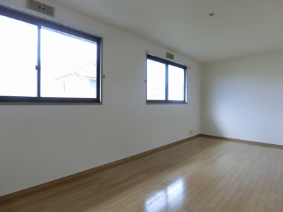 【洋室】 | ソレアード | 2階・洋室8.5帖☆階段を上がって左側にあるお部屋です！ベッドを置いても余裕がありますね♪