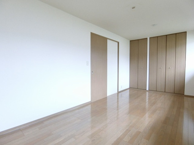 【子供部屋】 | ソレアード | 2階・洋室8.5帖☆クローゼット・収納スペースを完備しています☆全居室にクローゼットや収納スペースがあるのが嬉しいですね◎