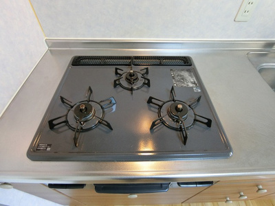 【キッチン】 | ソレアード | 3口ガスコンロ/グリル付きシステムキッチンです☆グリルがあるとお料理の幅が広がりますね♪