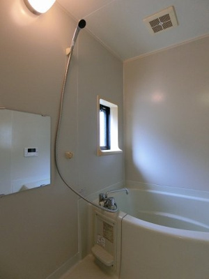 【浴室】 | ソレアード | 家族の入浴時間がずれても温められる追い焚き機能付きのバスルーム☆小窓があるので湿気がこもりにくくて良いですね☆