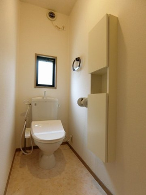 【トイレ】 | ソレアード | トイレは温水洗浄便座付き♪人気のバストイレ別です♪窓のあるトイレで換気もOK☆小物を置ける便利な棚やタオルハンガーも付いています♪