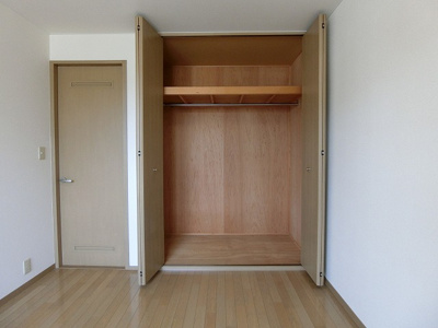 【収納】 | ソレアード | 洋室6帖(階段上がって右奥)のお部屋にあるクローゼットです♪大切なお洋服もしわにならないようにハンガーがけができます☆