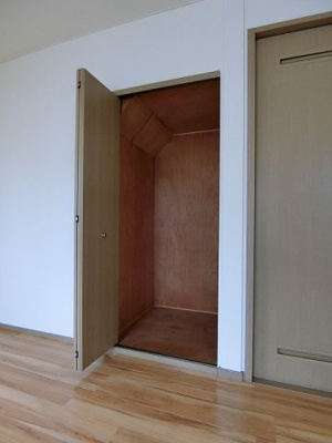 【収納】 | ソレアード | リビングダイニングキッチンにある階段下収納です☆かさ張るお掃除用品などもすっきり収納できて便利！