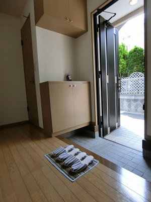 【玄関】 | ソレアード | 玄関には上下タイプのシューズボックス付き！間のスペースは飾り棚や小物置き場として活用できます♪