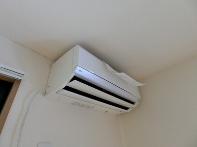 【設備】 | ソレアード | リビングダイニングキッチンには暑い夏や寒い冬に大活躍のエアコン付きです☆冷暖房完備で1年中快適に過ごせます♪