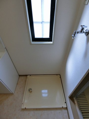 【設備】 | ソレアード | 洗面所内、シャンプードレッサー横にある室内洗濯機置き場です♪防水パンが付いているので万が一の漏水にも安心です！