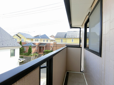 【バルコニー】 | ソレアード | バルコニーは南東向きなので、晴れた日のお洗濯物は朝からよく乾きそう☆気分転換をするにも最適です☆