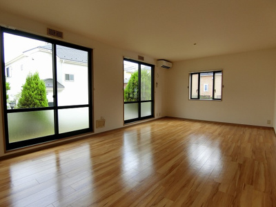 【居間・リビング】 | ソレアード | 1階・南東向きリビングダイニングキッチン17帖☆専用庭に繋がる角部屋二面採光のお部屋です♪エアコン付きで1年中快適に過ごせますね♪