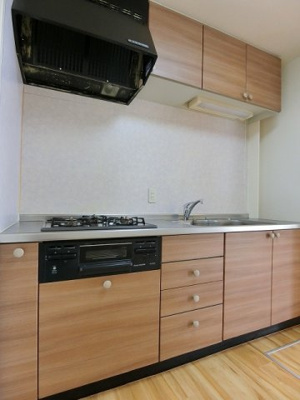 【キッチン】 | ソレアード | 木目調のおしゃれなデザインのシステムキッチンです！場所を取るお鍋やお皿もたっぷり収納できてお料理がはかどります！便利な床下収納付きです♪