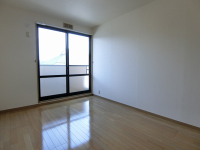 【洋室】 | ソレアード | 2階・南東向き洋室6帖☆階段を上がって右奥にある、バルコニーに繋がるお部屋です！子供部屋や書斎など多用途に使えそうなお部屋です♪