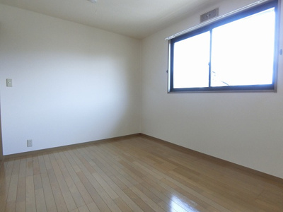 【洋室】 | ソレアード | 2階・南東向き洋室6帖☆階段を上がって右側にあるお部屋です！洋室のお部屋はお掃除もラクラク♪