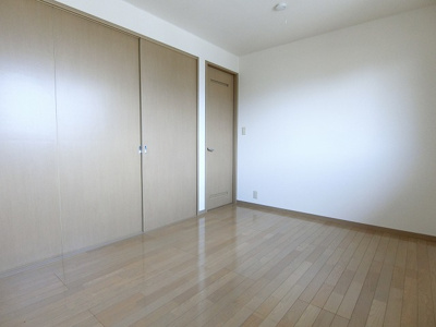 【寝室】 | ソレアード | 2階・南東向き洋室6帖☆クローゼットと収納スペースがあります♪お部屋がすっきり片付きますね☆