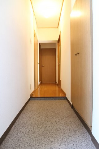 西舞マンションの玄関