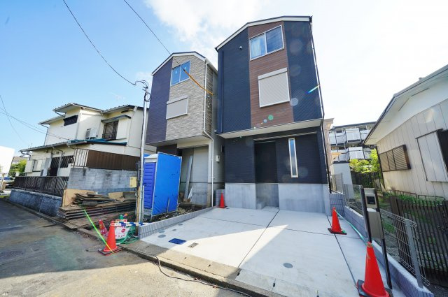 和田町駅徒歩９分！１８帖の広々としたＬＤＫ、カースペース２台♪保土ヶ谷区仏向町全２棟　新築戸建ての外観