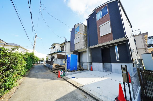 和田町駅徒歩９分！１８帖の広々としたＬＤＫ、カースペース２台♪保土ヶ谷区仏向町全２棟　新築戸建ての前面道路含む現地写真