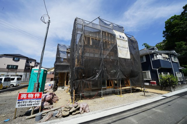 上星川駅から平坦徒歩９分！ＬＤＫ１９．６帖の４ＬＤＫ。カースペース２台♪保土ヶ谷区坂本町全３棟　新築戸建ての外観