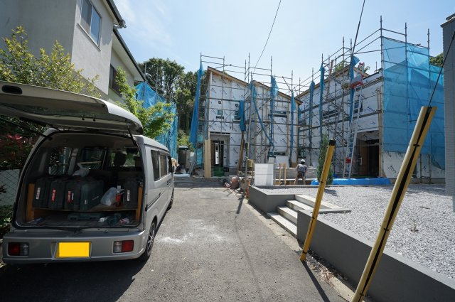 三ッ沢上町駅から平坦徒歩１１分！LDK１８帖の４LDK♪保土ヶ谷区峰沢町全3棟　新築戸建ての前面道路含む現地写真