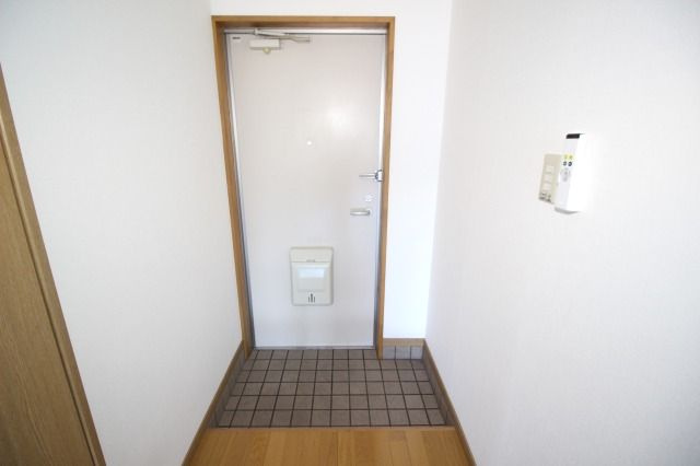 ソワール西秦Ⅰの玄関|きれいな玄関です
※反転の可能性あり