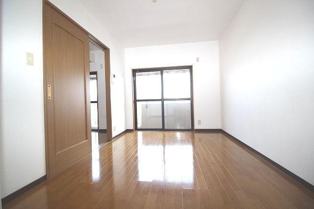 コンフォート弥右衛門の内装|明るい室内です