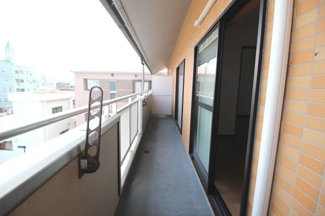 コンフォート弥右衛門のバルコニー|お洗濯にも便利なバルコニー付き