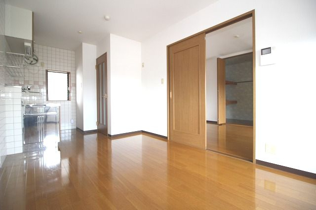 コンフォート弥右衛門の内装|明るい室内です