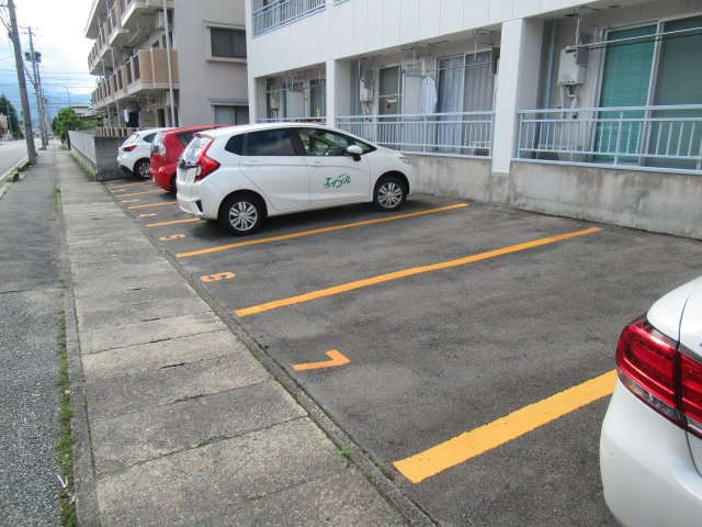 ファッションコーポフォーエムの駐車場