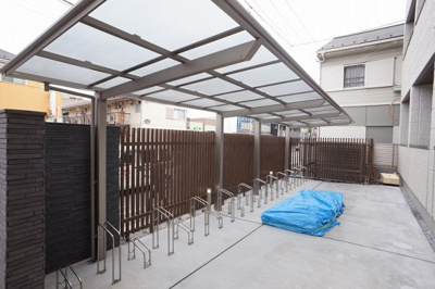 【その他共用部分】 | ESTRELLA(エストレージャ)  | ゆったりとした屋根付き自転車置場です（施工中）