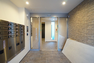 【その他共用部分】 | ESTRELLA(エストレージャ)  | 風除室が設けられたエントランス。オートロックそして宅配ボックスも設けられます