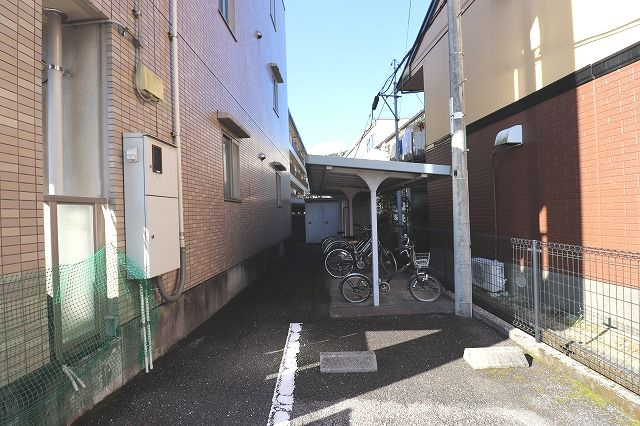 フィネスあざみのの駐車場|車をお持ちの方に嬉しい駐車場付きの物件です