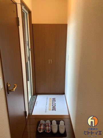 クレセントコートC棟の玄関