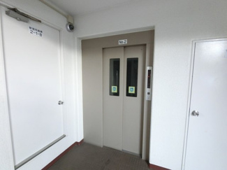 【その他共用部分】 | お買い物時やベビーカーの出し入れに便利なエレベーター付。