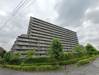 【外観】 | お子様の足音等階下の心配のない1階住居、二面バルコニーにつき採光・風通し良好です。
60インチTV・浴室TV・エアコン1台新規設置♪