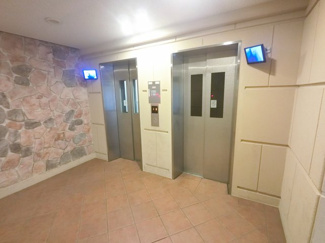 【その他共用部分】 | エレベータ付きのマンションです。
お買い物やベビーカーの出し入れに便利です。
混雑時に助かる2台付き。
