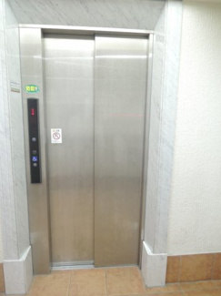 【その他共用部分】 | お買い物時やベビーカーの出し入れに便利なエレベーター付
