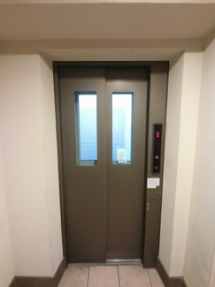 【その他共用部分】 | お買い物時やベビーカーの出し入れに便利なエレベーター付。