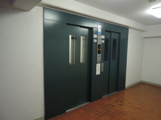 【その他共用部分】 | お買い物時やベビーカーの出し入れに便利なエレベーター付
混雑時にも便利なエレベーター2基付です。